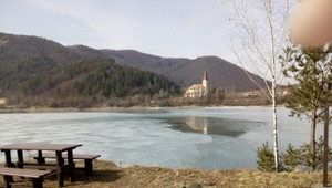 Občianske združenie Ružínska priehrada sa vydalo na cestu upcyklácie. Z plastového odpadu vytvárajú oddychové zóny