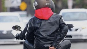 Čerství rodičia sa preháňajú na motorke!