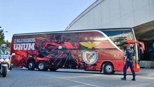 Lisabonskí chuligáni zaútočili na vlastný autobus, výsledkom dvaja zranení