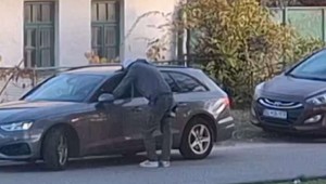 Drogová razia na Záhorí: Kukláči prehľadávajú domy