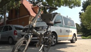 VIDEO: Opitá cyklistka narazila do traktora. Vodič z miesta odišiel