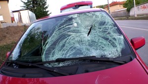 Tragická zrážka chodca. Vodič tvrdil, že ho oslepovalo slnko a na ceste nikoho nevidel