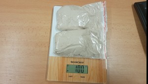 NAKA zasahovala voči skupine obchodujúcej s heroínom