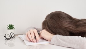 Vedci bijú na poplach: Prepracovanosť mení mozog, zasiahnutá je pamäť i pozornosť!