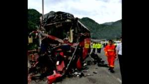 Pri nehode autobusu sa zranilo 44 ľudí