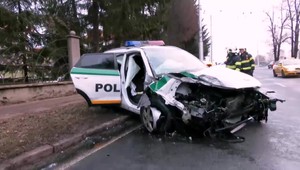 V centre mesta narazilo policajné auto do stĺpa. Muži zákona sa vracali po nočnej službe