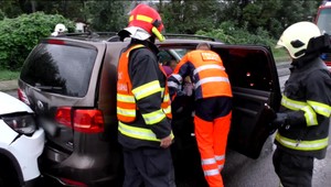 Hromadná nehoda áut: Záchranári do nemocnice previezli dve malé deti