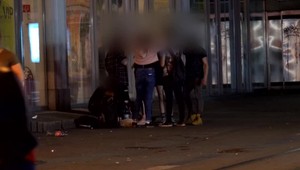 Polícia pokračuje v akciách v centre mesta