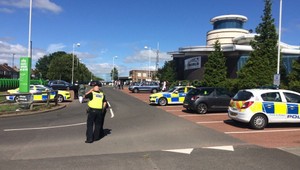 Žena vrazila autom do davu moslimov, zranila aj deti