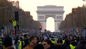 Protest státisícok ľudí pripravil ženu o život. Benzín a naftu nechcú drahšie