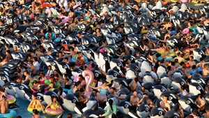 Kúpaliská praskajú vo švíkoch. V tomto pre davy ani nevidno vodu