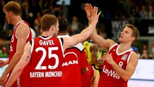 Gavel na kolenách otočený chrbtom vykúzlil superprihrávku