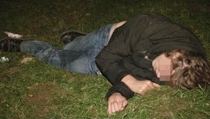 VIDEO! Krutá realita. Opité dieťa kriesila záchranka