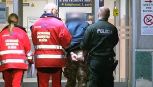 Vnuk väznil svojich starých rodičov v byte. Ohrozoval ich zbraňou a nožom