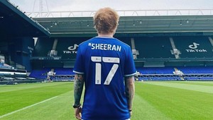 Ed Sheeran je na tohtosezónnej súpiske Ipswichu Town