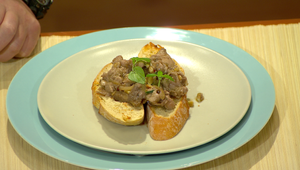 Brzlík na hlivách s píniovými orieškami, hrianky