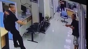 Policajt hrdinom. Útočníka odzbrojil a objal