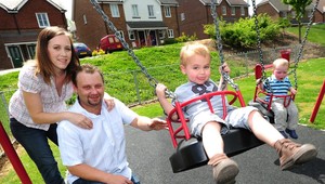 Detské ihriská sú plné rozbitých fliaš či zapaľovačov