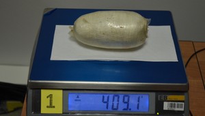 Na letisku zadržali ženu. Gynekológ z nej vytiahol takmer pol kilový balík drog