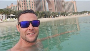 Osudný dotyk: V Dubaji sa chytil v bare iného muža, teraz mu hrozia tri roky za mrežami