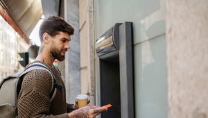 Bezpečné financie na dovolenke. Sedem tipov, ako si na cestách chrániť peniaze aj údaje