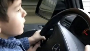 Chlapca (4) nechali šoférovať luxusné SUV. Išiel v premávke takmer 100km/h