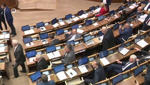 Zábery z potýčky v parlamente obleteli Slovensko. Čo na to hovoria ľudia?