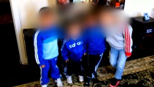 Odobraté deti z Glasgowa sú po dvoch rokoch doma