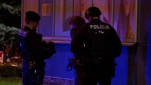 Návštevníkov obchodného centra vyľakal podozrivý kufrík. Pyrotechnik ho pre istotu odpálil