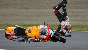 Po Lorenzovi mal ťažký pád aj líder seriálu Pedrosa