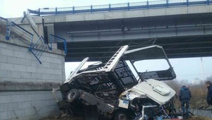 Kuriózna nehoda. Kamión spadol z mosta