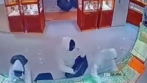 Kriminálka stále pátra po gangu, ktorý za bieleho dňa vykradol zlatníctvo na Zlatých Pieskoch