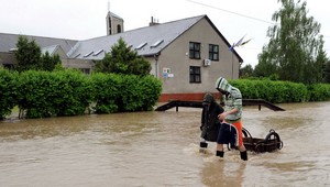 Rozbúrený potok strhol most v obci Bukovce