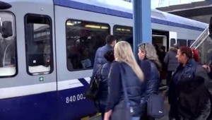 Železnice prichádzajú s novým projektom. Vo vlakoch pod Tatrami budú dopravní asistenti