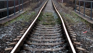 Vodič nákladného automobilu utrpel ťažké zranenia pri zrážke s vlakom