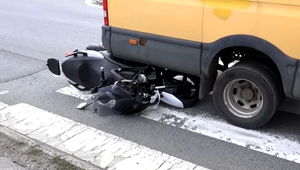 Šofér si počas jazdy nevšimol, že má pod svojou dodávkou zakliesnený skúter s vodičom