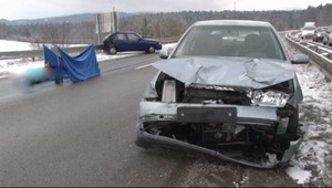 Tragédia pri pokazenom aute. Vodič zomrel, keď riešil poruchu