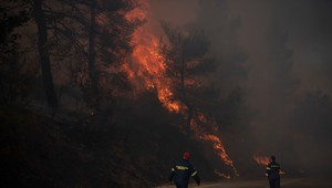 Obľúbená dovolenková destinácia bojuje s lesnými požiarmi. Komplikuje to silný vietor