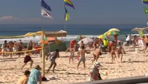 Panika na pláži: Ľudia kričali a utekali, keď sa na oblohe objavilo lietajúce monštrum