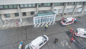 Spoznávate budovu nemocnice z minisérie Ultimátum? Aha, kde sa tieto zábery nakrúcali!