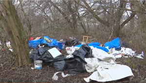 Na brehu rieky sa objavila nelegálna skládka. Páchateľ vyhodil aj fotografie