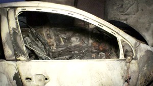 Ľudí skoro ráno prebudil požiar. Horeli kontajnery, osobné auto a strecha dvojgaráže