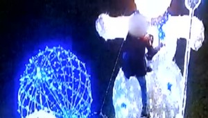 VIDEO: V Považskej Bystrici sa žena rozhodla vyliezť na snehuliaka