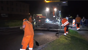 Aby neblokovali dopravu, opravujú v noci. Takto nočnú prácu zhodnotili cestári
