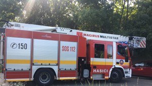 Pri požiari rodinného domu sa zranilo batoľa. Na mieste zasahuje 20 hasičov