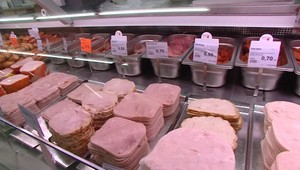 Mäsové výrobky z podradných surovín. Môžu byť aj na Slovensku