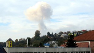 V podniku na výrobu munície explodoval strelný prach, výbuch má jednu obeť