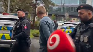 Matej, ktorý pobodal ženu vo vlaku, skončil pred súdom. Sudca ho poslal do väzby