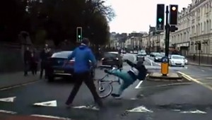 VIDEO: Pohotový zásah okoloidúcich pomohol polícii zadržať muža, ktorý ohrozoval ľudí nožom