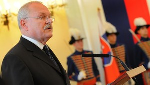 Prezident sa vráti 50 hodín od pádu vlády. Mohlo to byť skôr...